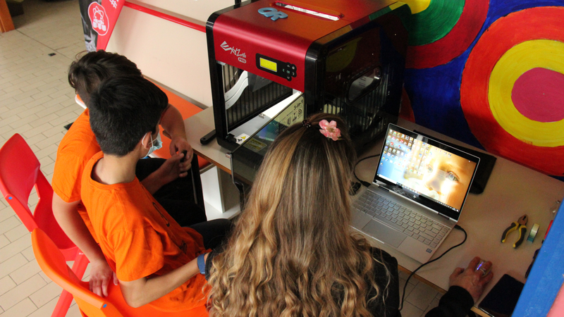 All'IC Ortonovo due studenti e la docente davanti alla stampante 3D in azione