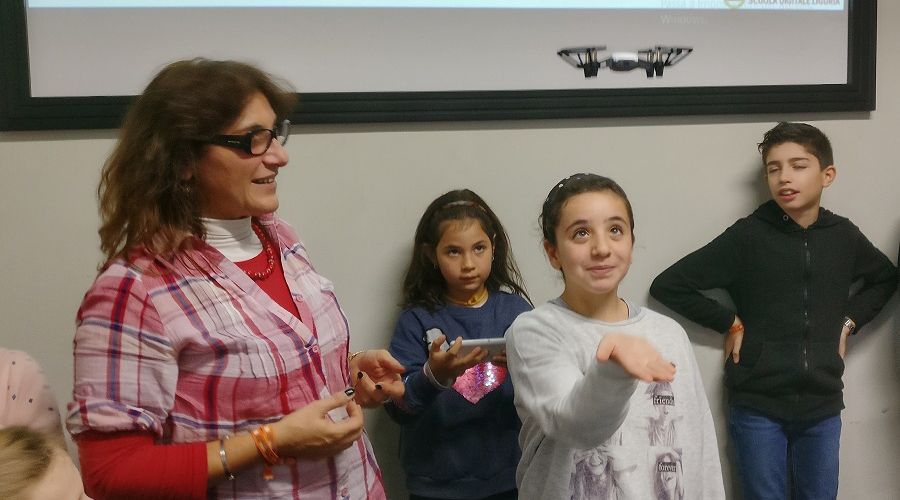 Esperienze a confronto - Studentesse con un drone