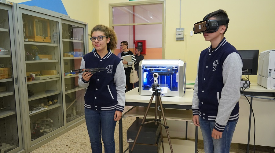 Laboratorio territoriale Imperia _ Uno studente che prova un visore 3D