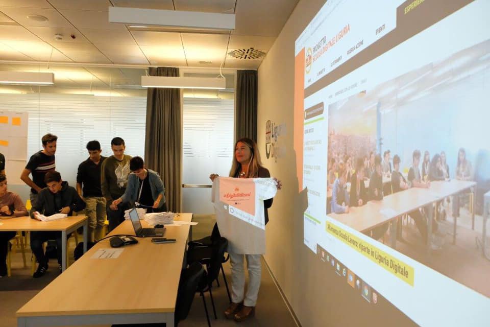 PCTO 2018 - Monica Cavallini, PM di Scuola Digitale Liguria, con la tshirt #digitalisicuri