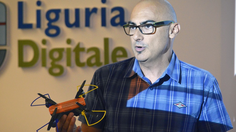 Strumenti digitali CdP - Il pilota di droni Fabrizio Biancardi con gli strumenti di lavoro