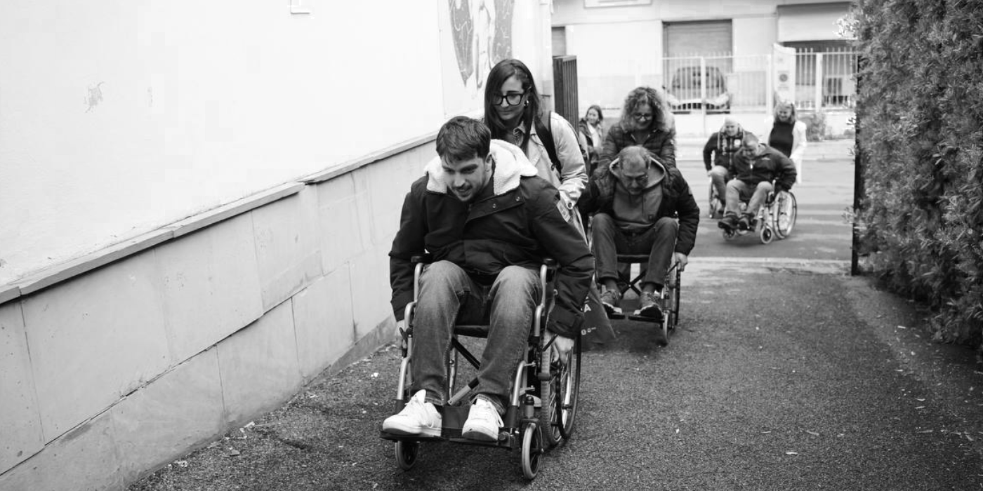 Immagine che rappresenta i docenti mentre sperimentano la parte pratica dedicata alle carrozzine